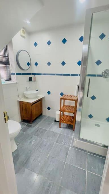 Amazing Location - City Of London- 2 Bedroom Stunning Canal View House With Private Garden,Parking & Balcony エクステリア 写真